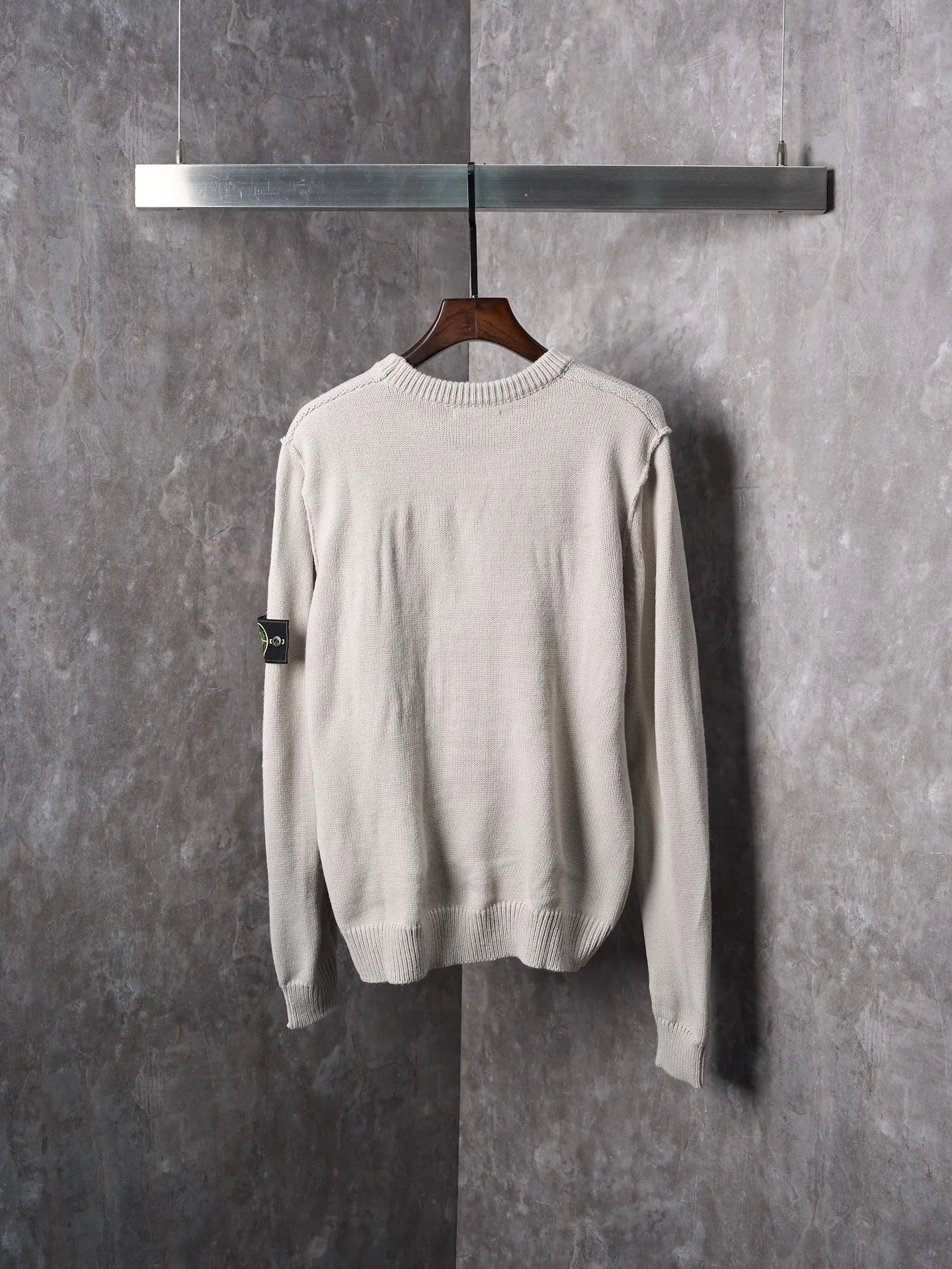 P410 Actual auction】Stonesland/Stone Island knitted round neck long-sleeved sweater with embroidered arm logo [Color] Black Gray Apricot [Ready Stock] S M L XL Made of 30% wool, 50% cotton, 20% spandex. The arm embroidery logo is made of double-layer soft leather, with embroidery logo technology on the surface and embellishment with the brand logo. Comes with laser engraved metal buttons. Garment washing-fixing color-fixing pattern-removing wool impurities.  This style is woven with a 7-needle imported machine, with knitted threads on the neck and hem, and embroidered logos on the arms to present the brand vision.